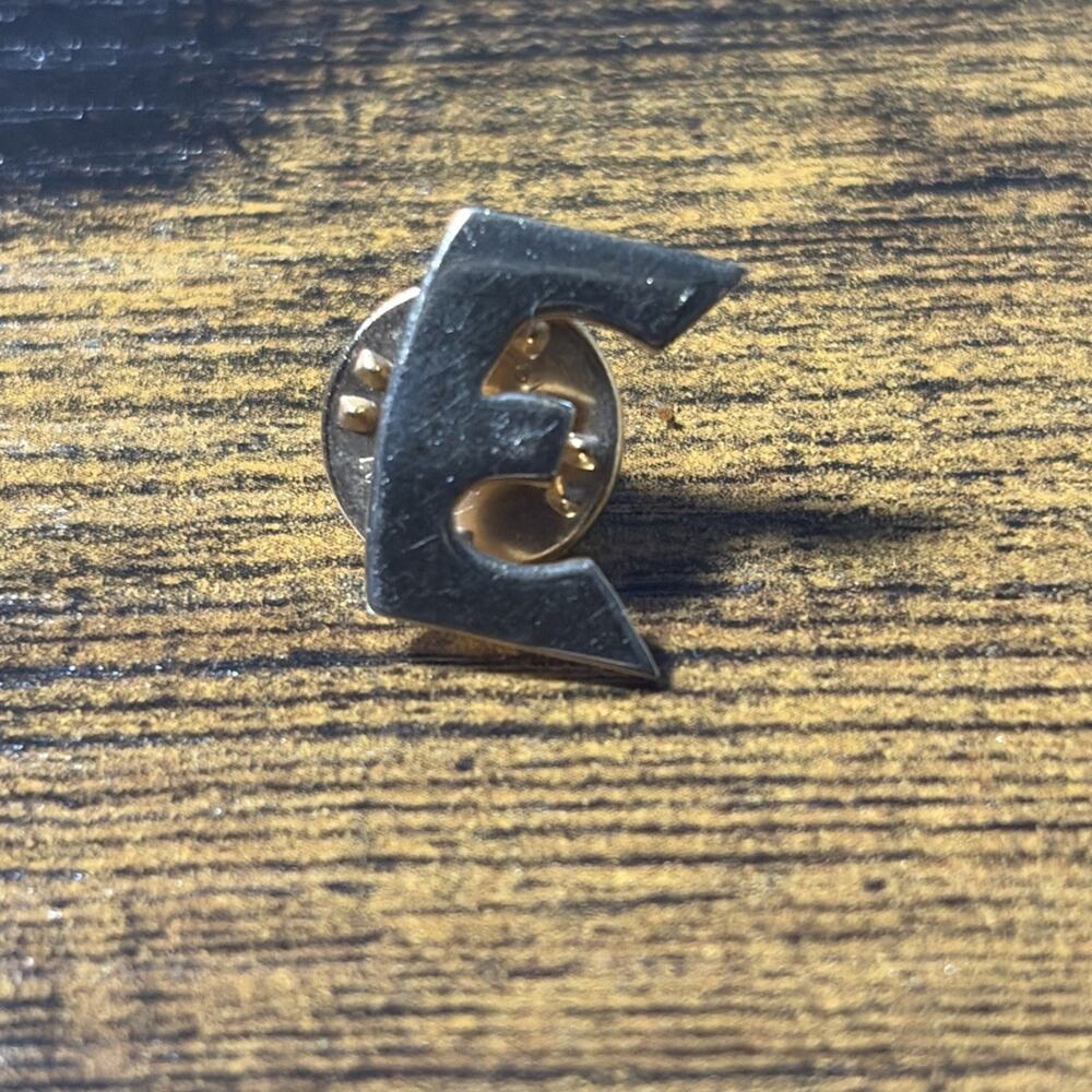 PIN GOLD-TONE LETTER E